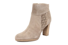 Carica l'immagine nel visualizzatore di Gallery, Stivaletti Donna In Pelle Beige