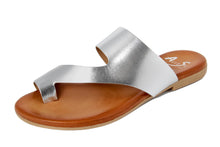 Carica l&#39;immagine nel visualizzatore di Gallery, Sandali flat Donna in Pelle Argentato
